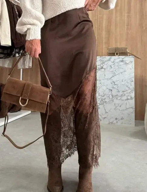 Image de Jupe Mini Dentelle Élégante & Plissée - Mode 2025
