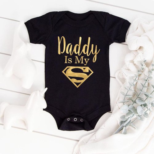 Zdjęcie Kombinezon dla niemowląt z napisem 'Daddy is my hero'