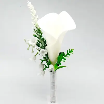 Image de Boutonnière Artificielle Calla Lily Blanche pour Marié