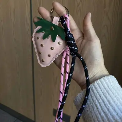 Image de Pendentif Sac à Fraises en Cuir Mignon