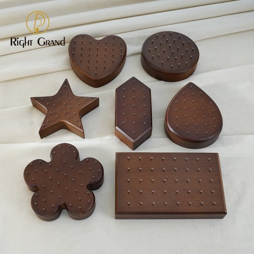 Imagen de Soporte de Exhibición de Madera de Haya Natural para Joyas de 16G y 14G, Pin de Empuje Sin Rosca, Diseño Moderno y Elegante para Presentación de Piercings