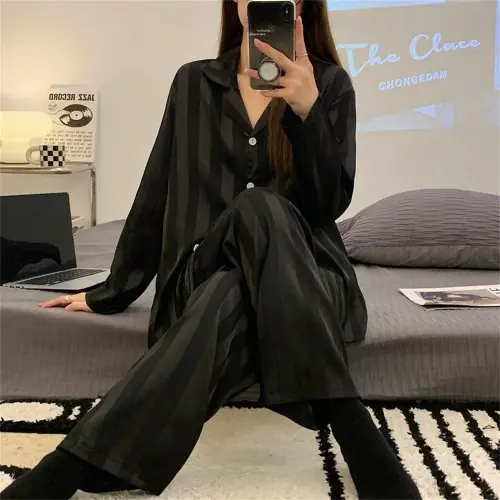 Image de Pyjama Rayé Satin Soie Femme - Confort Élégant