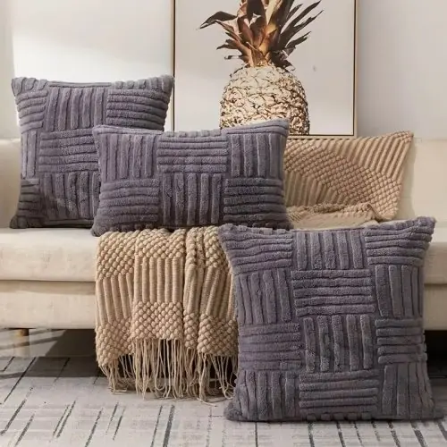 Image de Housse de Coussin en Fausse Fourrure - Douce & Décorative