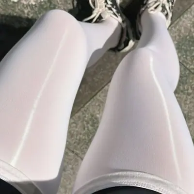 Image de Bas Ultra-Fins Noirs Réfléchissants - Sensation Soyeuse & Brillante