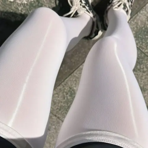 Image de Bas Ultra-Fins Noirs Réfléchissants - Sensation Soyeuse & Brillante