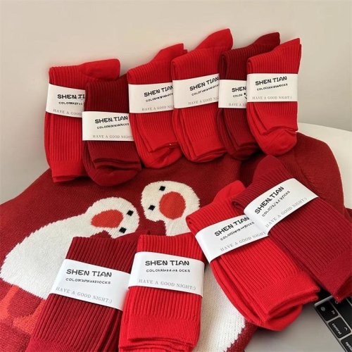 Zdjęcie Czerwone skarpetki dla pary – symbol szczęścia i miłości na Nowy Rok 2025, bawełniane, idealne jako prezent romantyczny