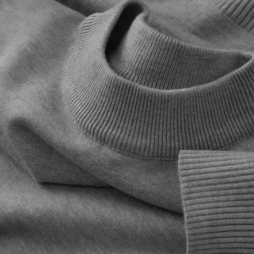Gris oscuro