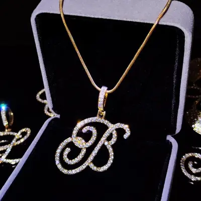 Image de Collier Lettre Initiale Cursive - Bijou Élégant pour Femmes