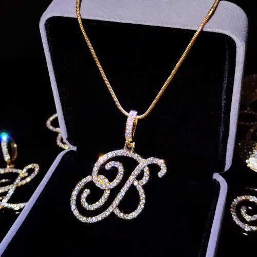 Image de Collier Lettre Initiale Cursive - Bijou Élégant pour Femmes