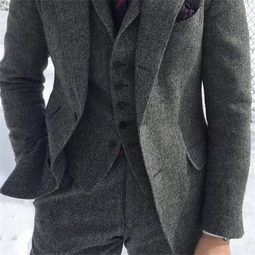 Immagine di Elegante Abito da Sposo in Tweed di Lana