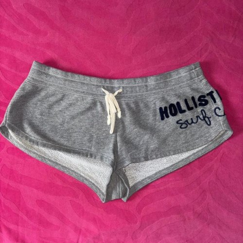 Immagine di Pantaloncini Sportivi Y2K per Donna con Stampa Gotica Estiva, Cerniera, Taglio Dimagrante e Tessuto Traspirante – Abbigliamento Fitness Moderno e Emo