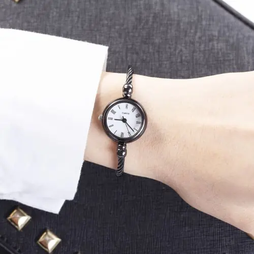 Image de Montre Femme Élégante en Acier Inoxydable - Style Rétro & Mode