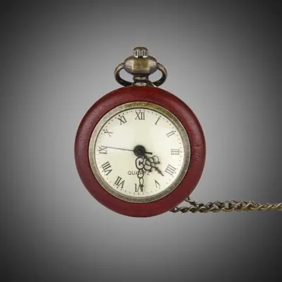 Image de Montre de Poche Vintage en Bois Rouge - Élégante & Universelle