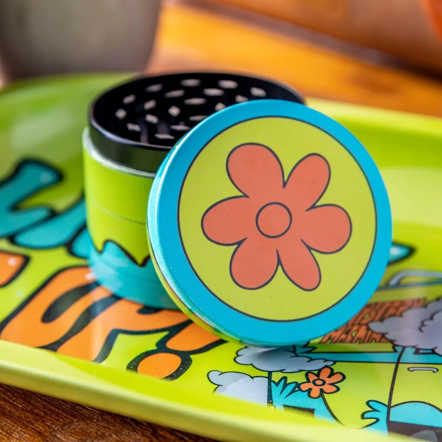 Imagen de Molinillo de Hierbas de Metal con Diseño de Flor de Margarita Naranja - Accesorio Ecológico y Estético para tu Cocina