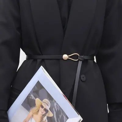 Image de Ceinture en Cuir Fin à Nœud - Élégance Féminine