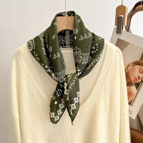 Imagen de Bufanda de Seda Artificial con Estampado de Anacardo Verde, 68 cm, para Mujer – Accesorio Elegante y Versátil para Primavera y Verano