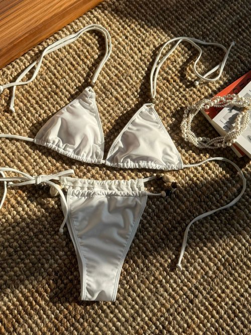 Afbeelding van Stijlvolle Bruine Bikini met Rode Halter Push-Up Top en Tie-Side Driehoekige Onderbroek – Trendy Zomerbadpak voor Vrouwen 2025