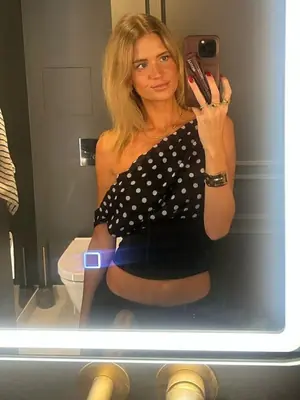 Image de T-Shirt à Pois Été Femme - Col Incliné & Dos Nu