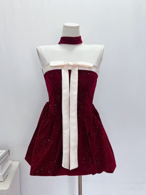 Immagine di Abito da donna dal design elegante vintage francese nero Abito da donna gotico con spalle scoperte M...