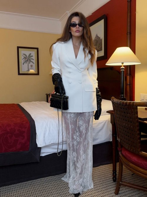 Zdjęcie Damski zestaw: marynarka z klapami, dwurzędowa, z podkreśloną talią + przezroczysta spódnica w kształcie litery A z wysokim stanem i zamkiem błyskawicznym z tyłu.