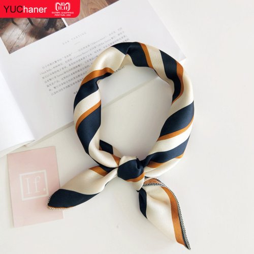 Immagine di Sciarpa di Seta con Stampa Animale - Elegante Accessorio Invernale