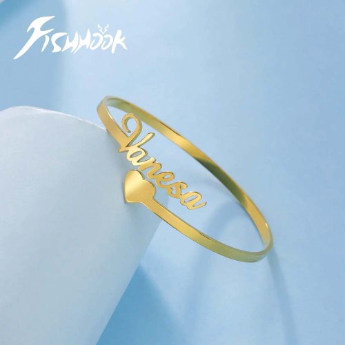 Bild von Personalisierter Armreif aus Edelstahl – Individuelles Armband mit Herzen und Namen, goldfarbener Manschettenring als Geschenk für Frauen, Männer, Kinder, Vater, Mutter