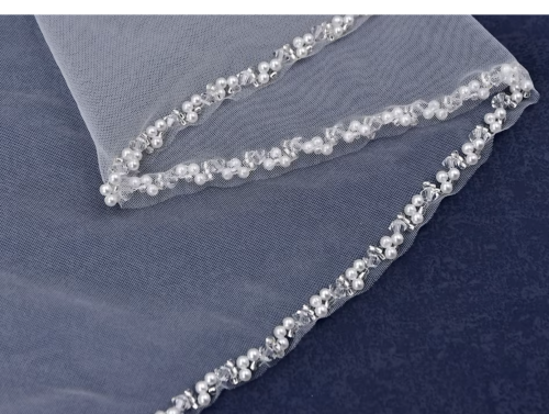 Bild von Eleganter Hochzeitschleier mit Kristallrand – Der perfekte Brautschmuck