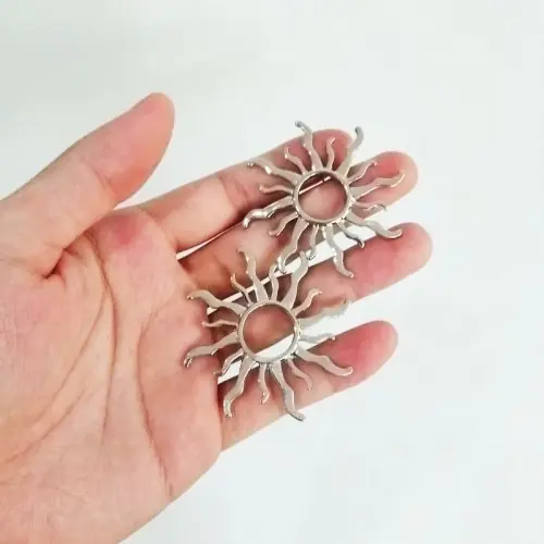 Image de Boucles d'oreilles fleur de soleil - Élégantes & Polyvalentes