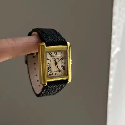 Image de Montre Femme Élégante - Bracelet Cuir Rouge Cadran Carré