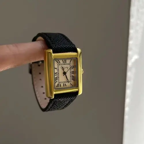 Image de Montre Femme Élégante - Bracelet Cuir Rouge Cadran Carré