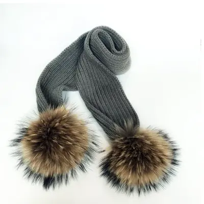 Image de Écharpe à Pompons en Fourrure - Châle Hivernal Chic & Chaud