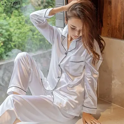 Image de Pyjama Satin Élégant pour Femmes - 2 Pièces