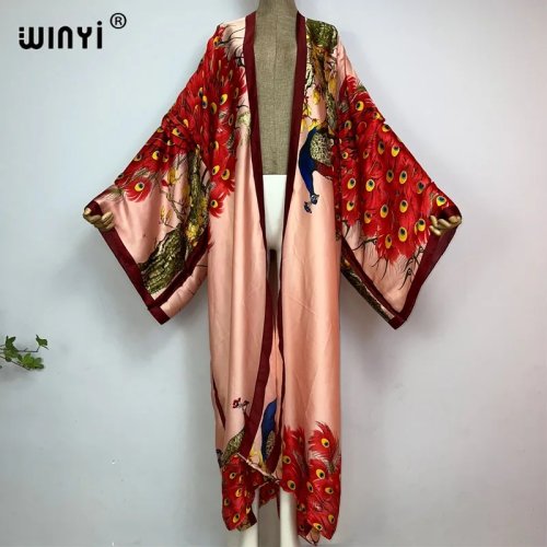 Immagine di Abito Kimono Maxi Donna Estivo in Stile Boho con Maniche a Pipistrello, Tessuto Setoso e Design Africano per Vacanze e Occasioni Casual