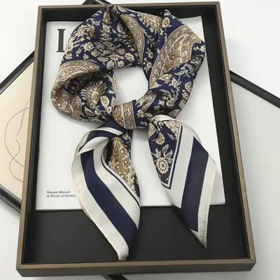 Image de Foulard Soie Chat 70cm - Élégant & Polyvalent