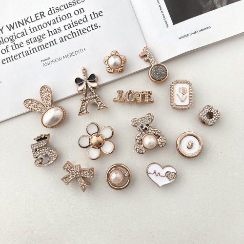Immagine di 14 Pezzi Scintillanti Dorati con Perle Finte per Scarpe – Set di Spille Decorative Staccabili per Personalizzare Zoccoli, Crocs e Scarpe – Idea Regalo Perfetta per Feste e Occasioni Speciali