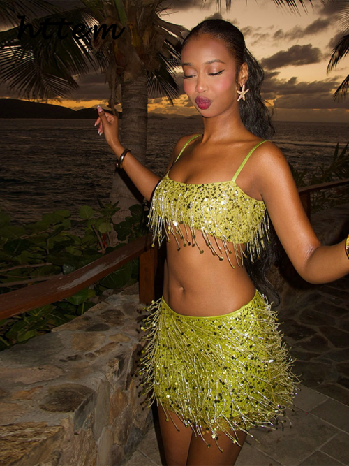 Zdjęcie Seksowna kamizelka z frędzlami i cekinami + mini spódniczka w kroju A – elegancki zestaw letni na plażę i imprezy dla kobiet 2026