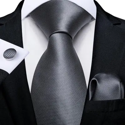 Image de Cravate Grise à Rayures & Cachemire pour Homme - Élégance Affaires & Soirée