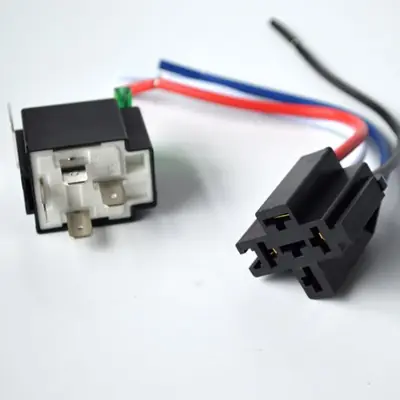 Image de Relais Voiture 12V 30A - 4 Broches avec Base et Fusible