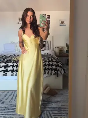 Image de Robe Longue Satin Élégante avec Dentelle et Dos Nu