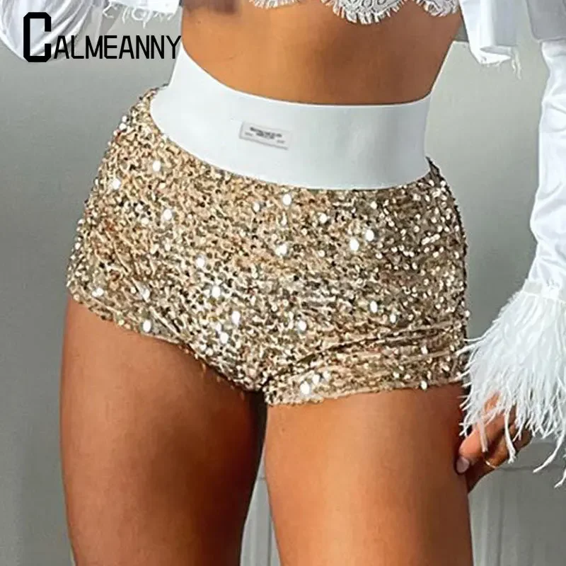Immagine di Pantaloncini Mini Glitter con Paillettes a Vita Alta – Tendenza Estate 2024 per Donna, Stile Sexy e Skinny, Perfetti per Party, Discoteca e Streetwear