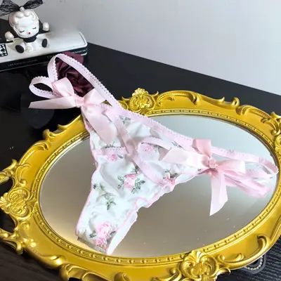 Image de String en satin fleuri avec volants et dos croisé