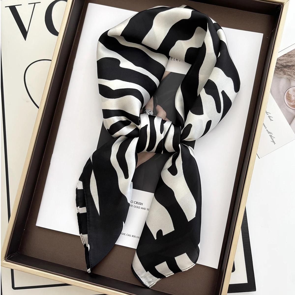 Bild von Eleganter modischer Schal aus Seidenimitat, 70x70 cm – weicher Satin-Schal für Frauen im Frühling und Sommer, trendiger Kopftuch-Stil mit temperamentvollem Design