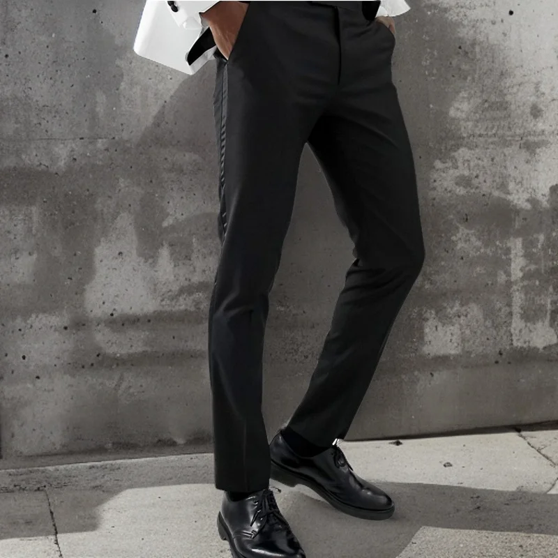 Imagen de Pantalones de traje negros con raya lateral de satén, corte entallado, elegantes y formales para hombre – Ideal para eventos de negocios, bodas y graduaciones