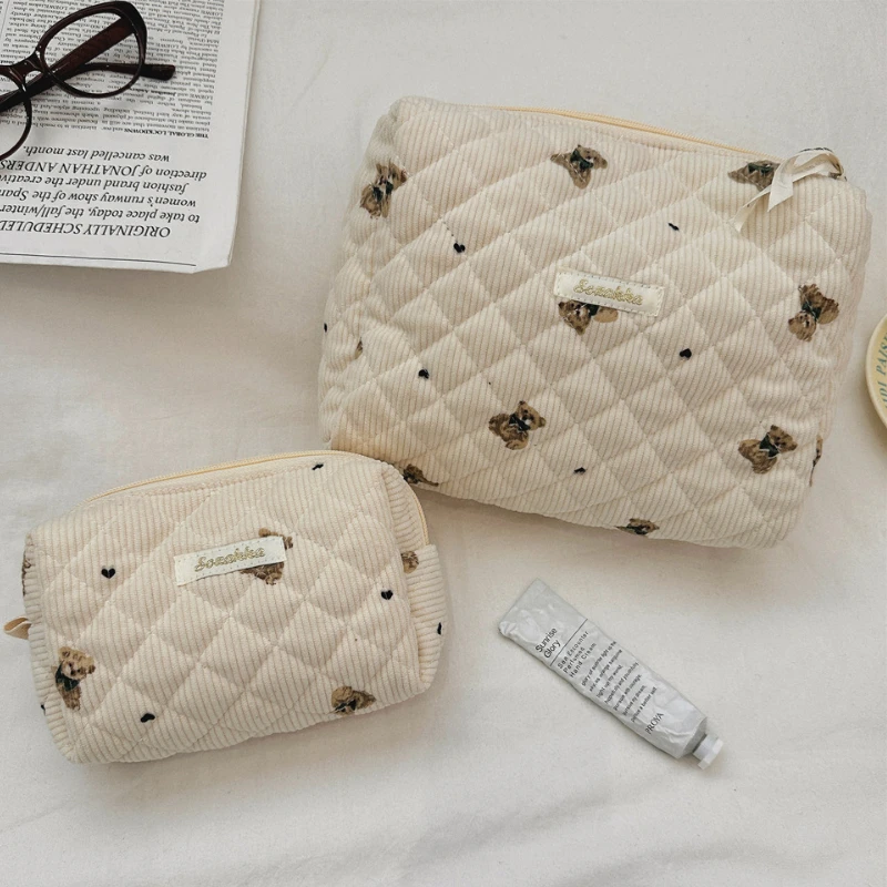 Zdjęcie Urocza Torba Kosmetyczna z Motywem Niedźwiedzia Kreskówkowego – Przenośna, Sztruksowa, Idealna na Podróże i Codzienne Używanie dla Dziewcząt