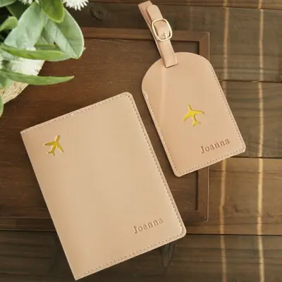 Image de Porte-passeport personnalisé + étiquette bagage - Cadeau voyage élégant