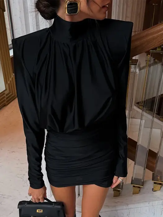 Image de Robe Noire Plissée Élégante à Épaulettes