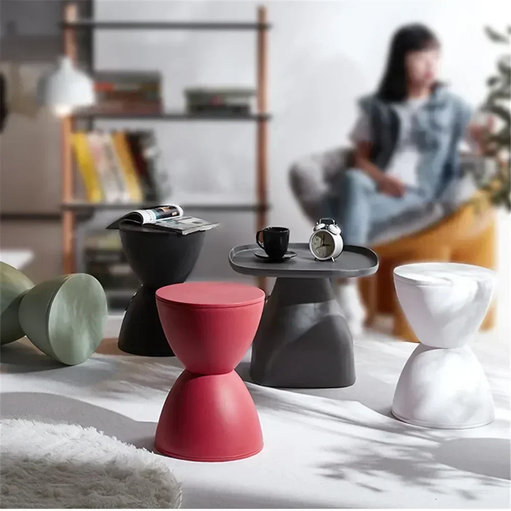 Imagen de Taburetes redondos estilo Ins: taburetes de bar de plástico en forma de reloj de arena, perfectos para cafetería, brillo de zapatos y decoración de mesa de centro pequeña.