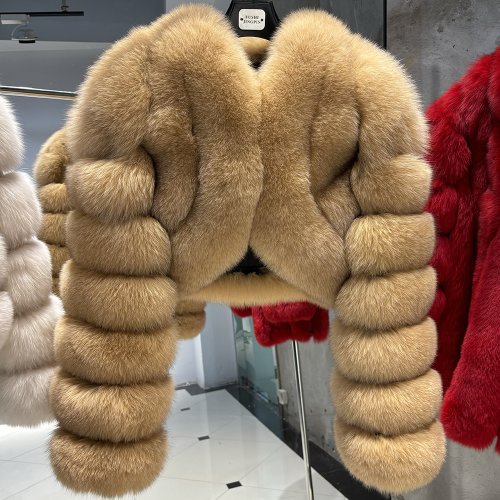 Immagine di Giacca Corta in Vera Pelliccia di Volpe: Eleganza Invernale per Donne Raffinate