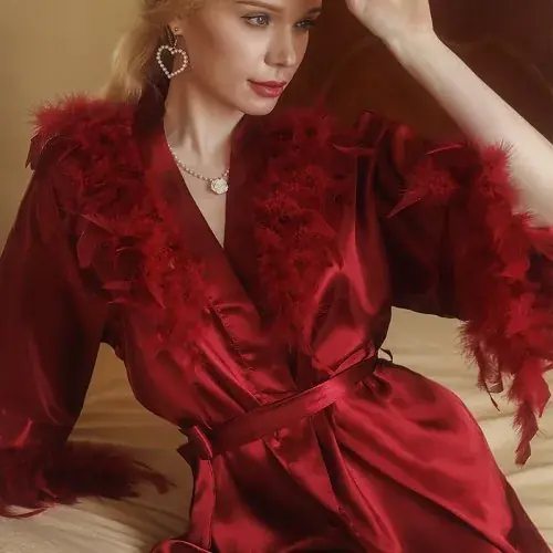 Image de Robe de Nuit Luxueuse en Satin avec Ceinture Plumes
