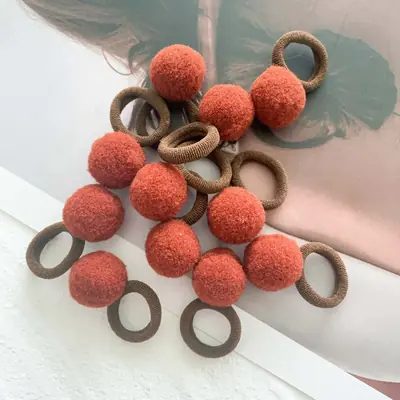 Image de 10 Scrunchies Peluche pour Filles - Élastiques Doux et Colorés